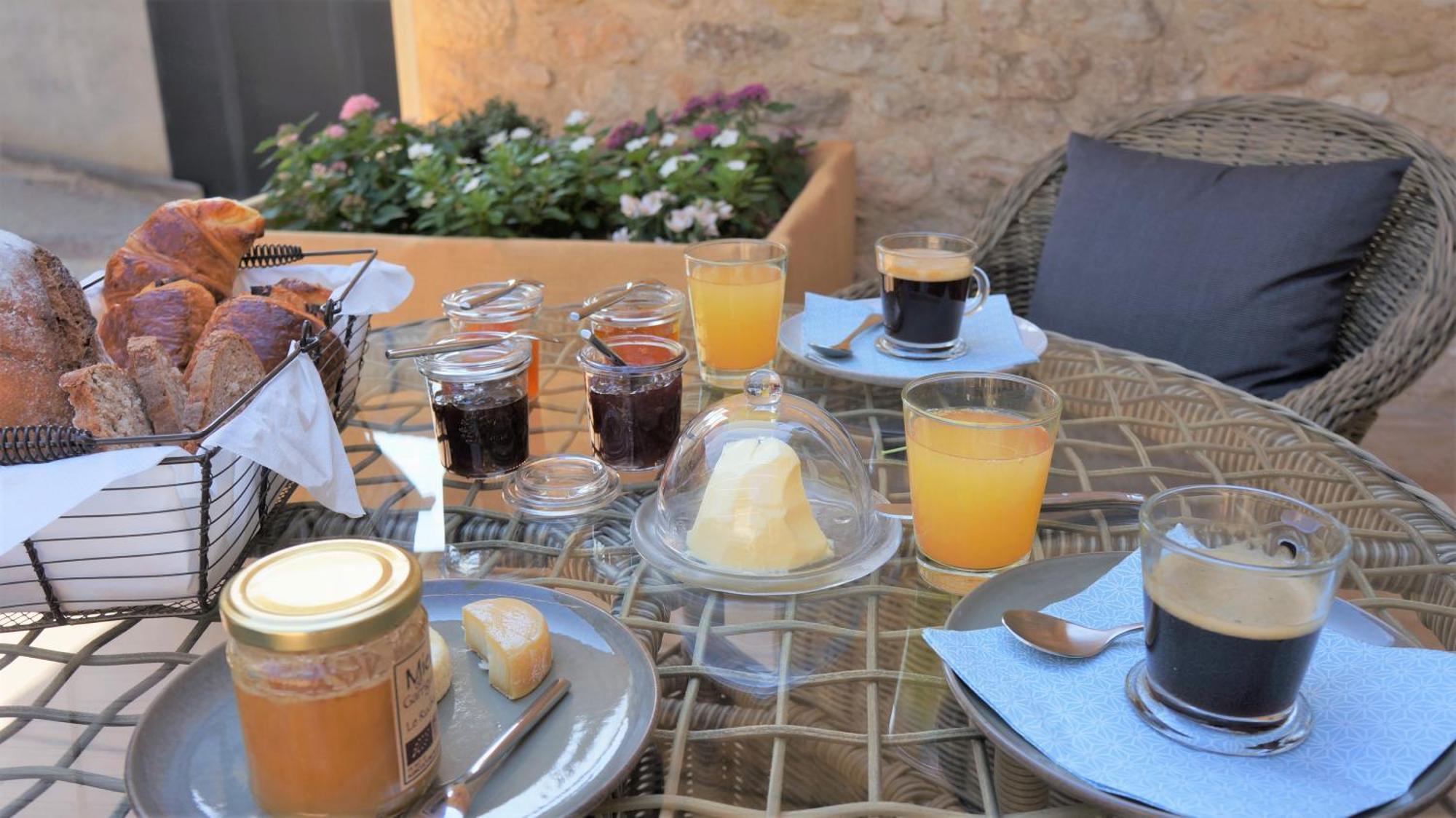 L'Ostal - Bed & Breakfast - Chambres Et Suites De 25 A 40M2 - Spa Saint-Hilaire-dʼOzilhan Buitenkant foto